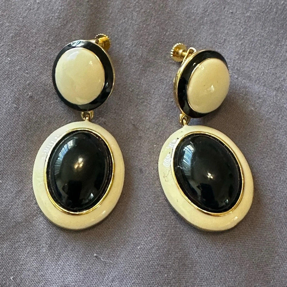 JOAN RIVERS STAMPED BLACK & WHITE ENAMEL DROP CLIP ON COMFORT HANGING EARRINGS - Picture 7 of 10